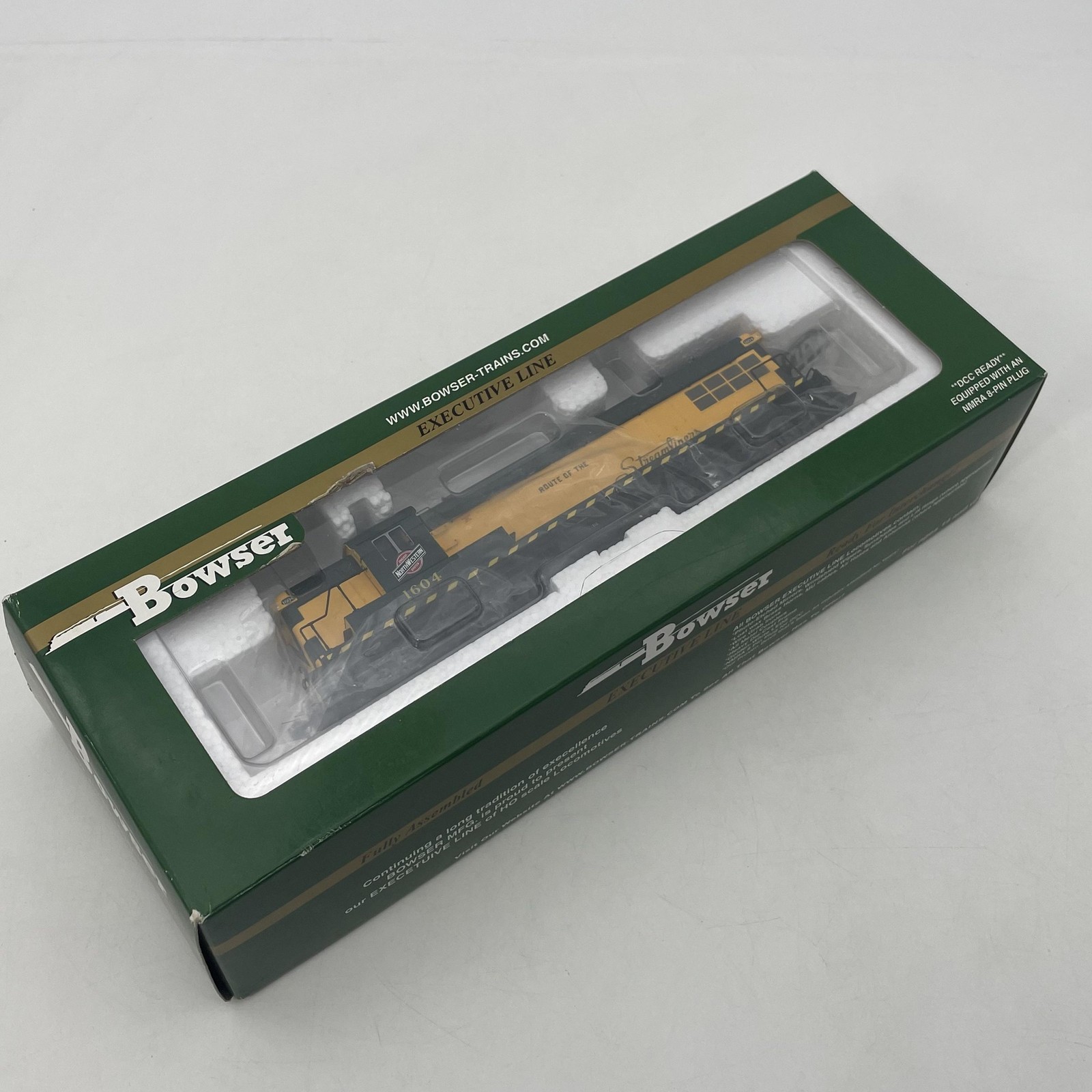Bowser HO Scale Baldwin AS-616 Diesel Locomotive C&NW 1604 Yellow DC Model Train