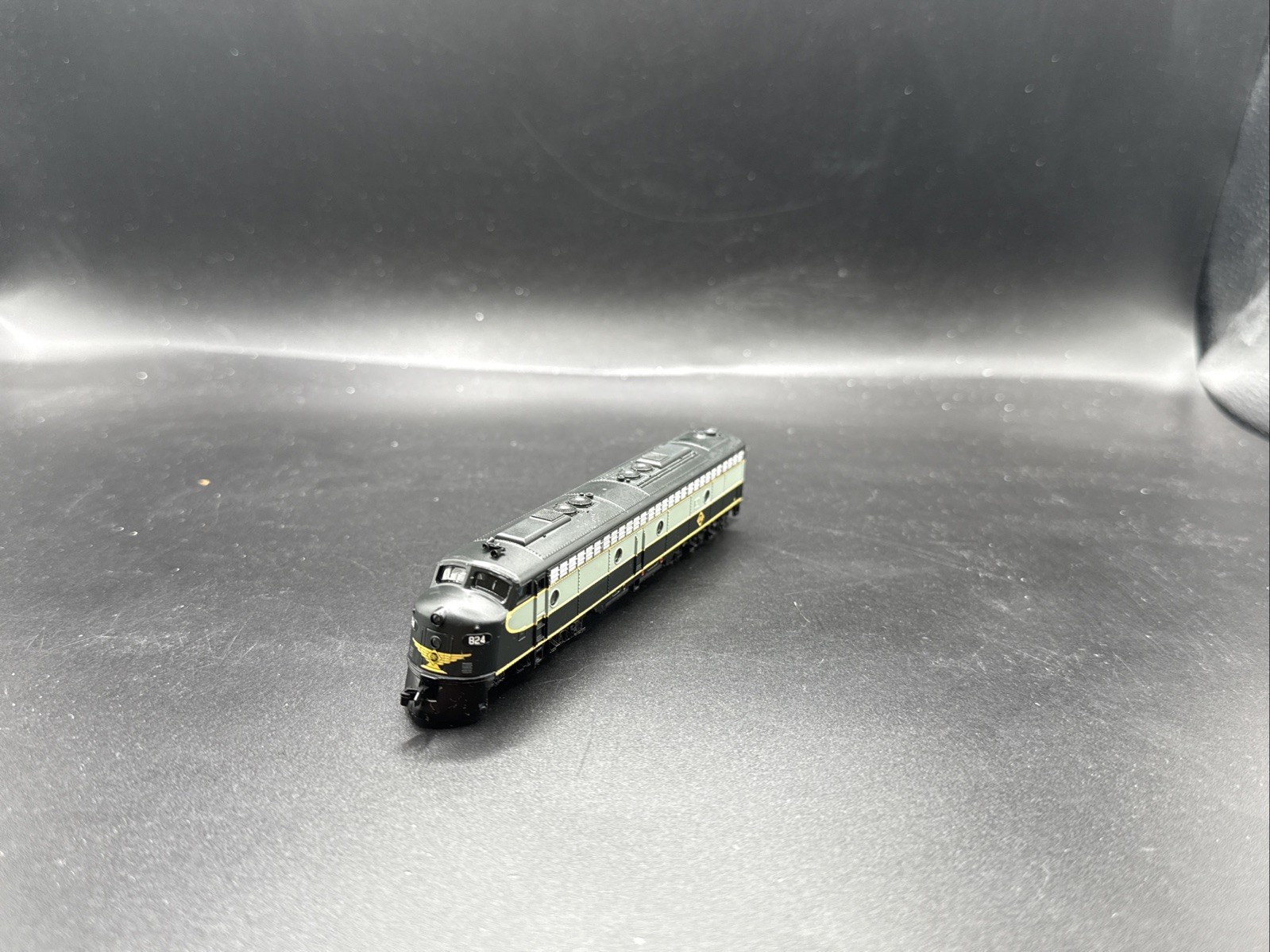 N Scale Life-Like 7186 Erie Railway E8A Diesel Locomotive #824 – READ F.29
