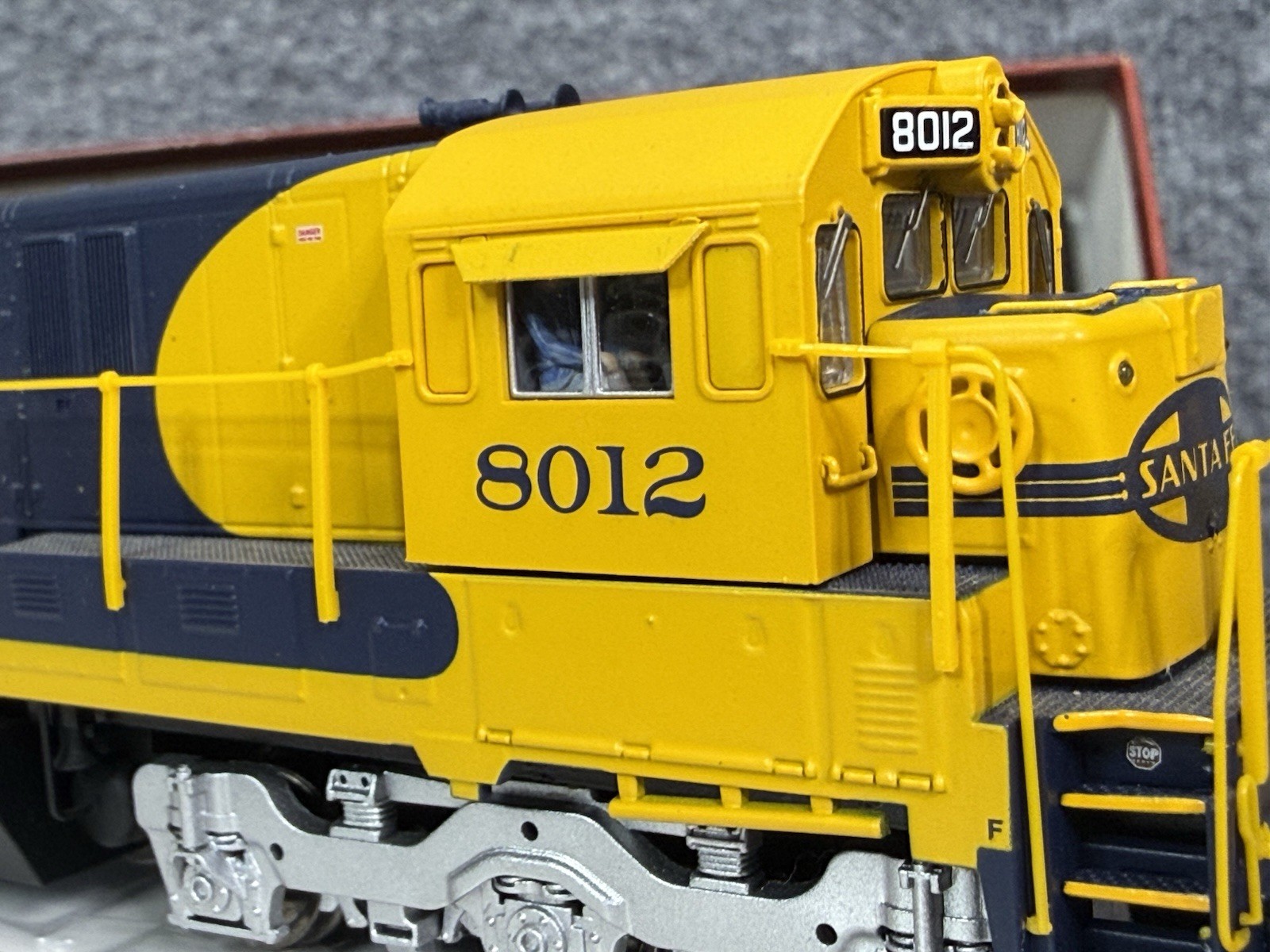 HO BLI Paragon 2 sound DC/DCC GE C30-7 ATSF #8012 Santa Fe Warbonnet blue/yellow