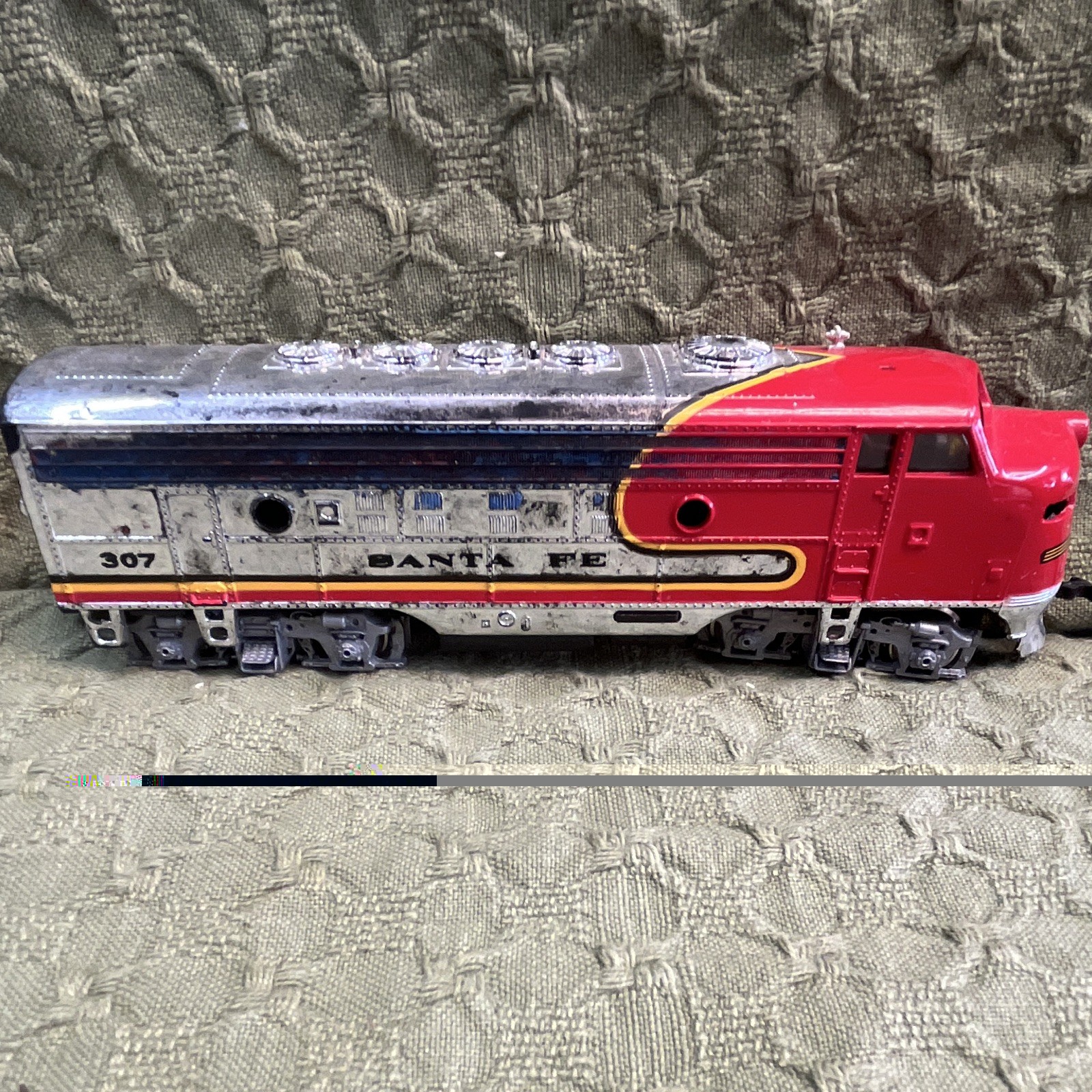 Lionel O Gauge 1:48 Diesel Locomotive Santa Fe #307 Analog AC 3-Rail MPN 187