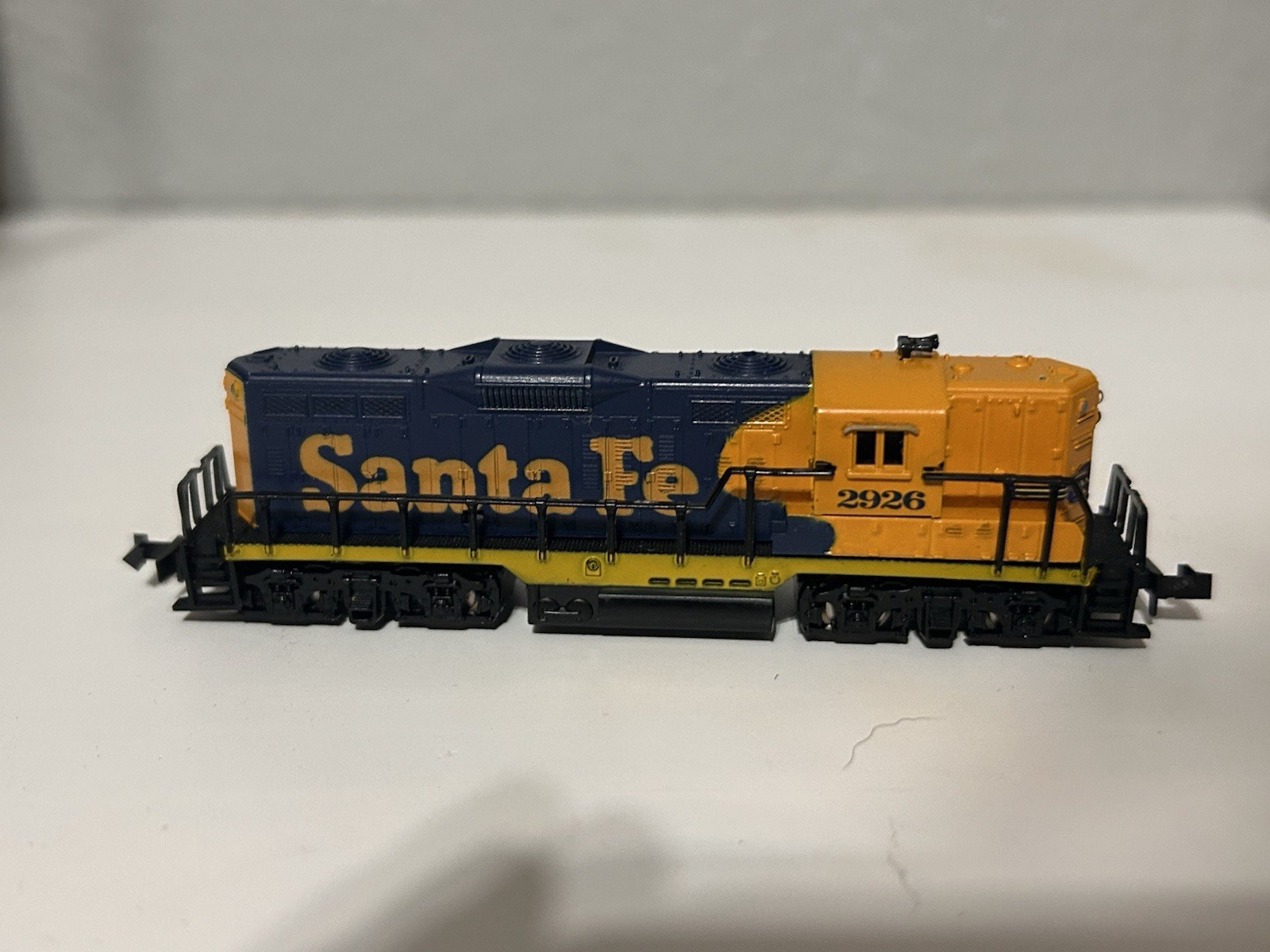 N Scale Atlas #4051 – Santa Fe GP7 #2926 + Caboose!