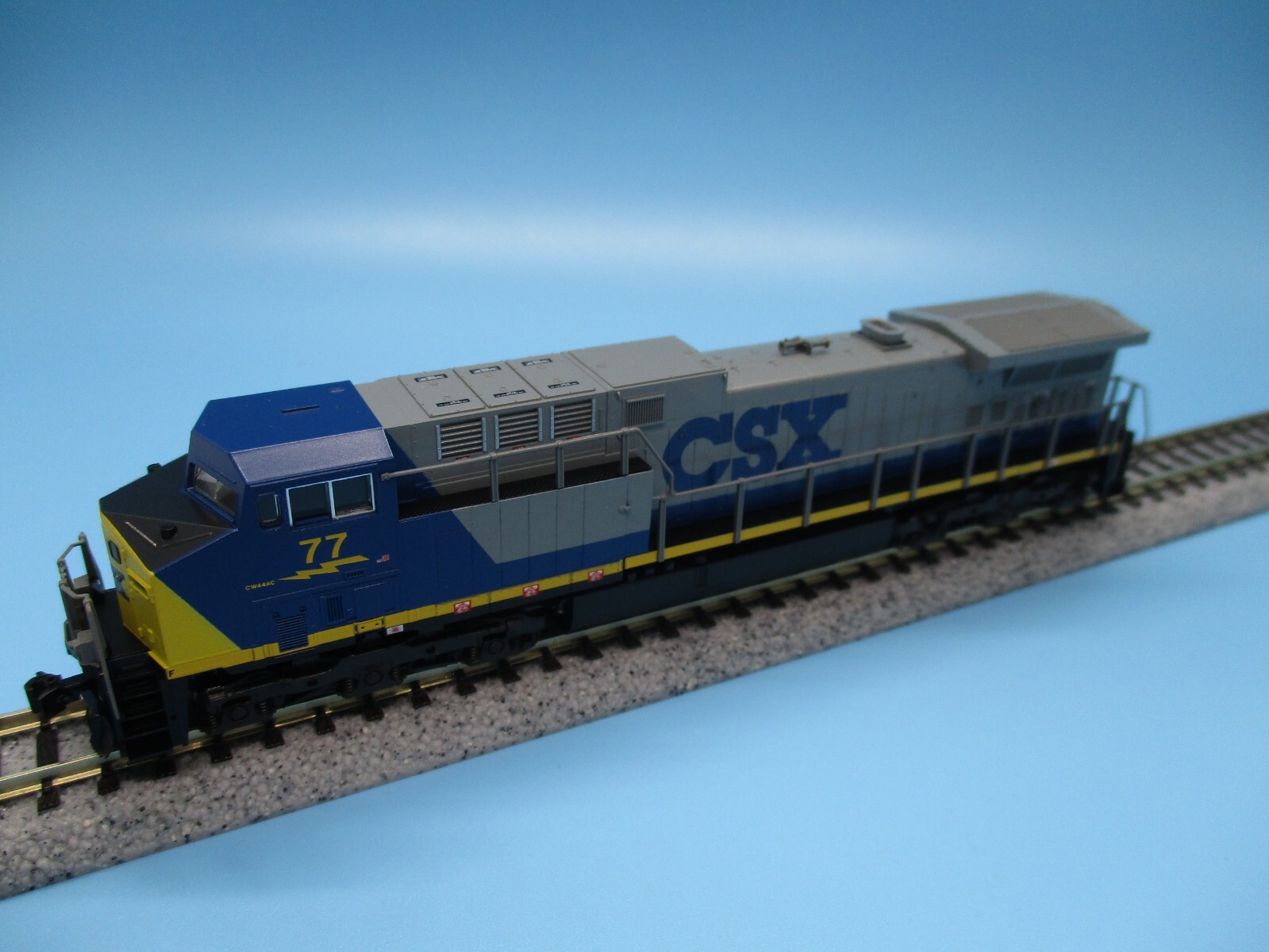KATO N SCALE LOCOMOTIVE – AC4400CW – CSX #77 – DC/DCC READY – 176-7043 – NEW!
