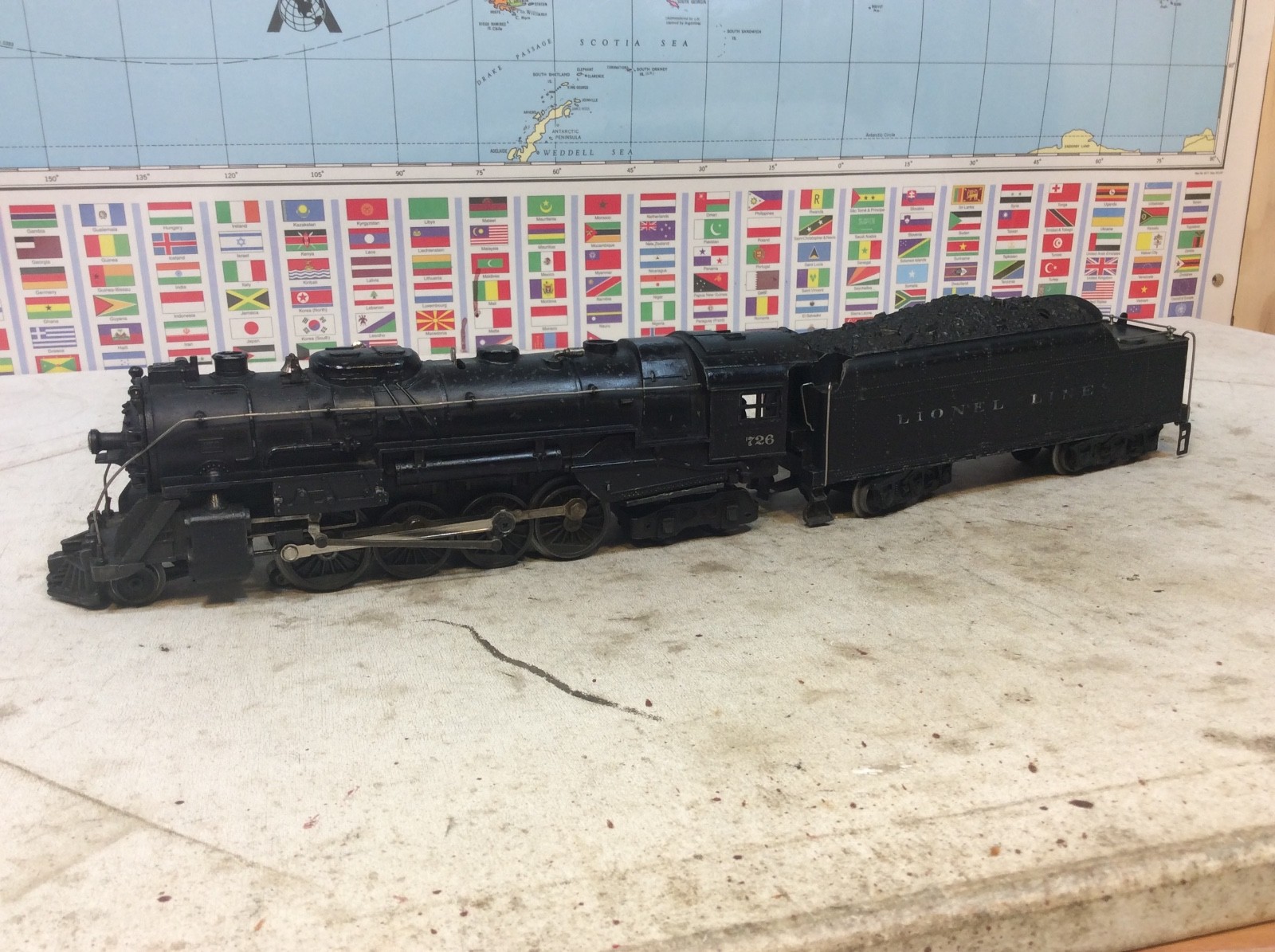 Lionel 726 Steam Engine and 3 Madison Passenger Cars O Gauge / 027