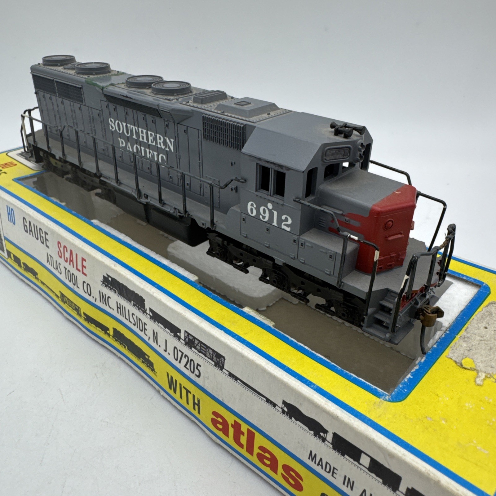 ATLAS # 7014 – SOUTHERN PACIFIC SD35 POWERED LOCOMOTIVE # 6912 -HO SCALE