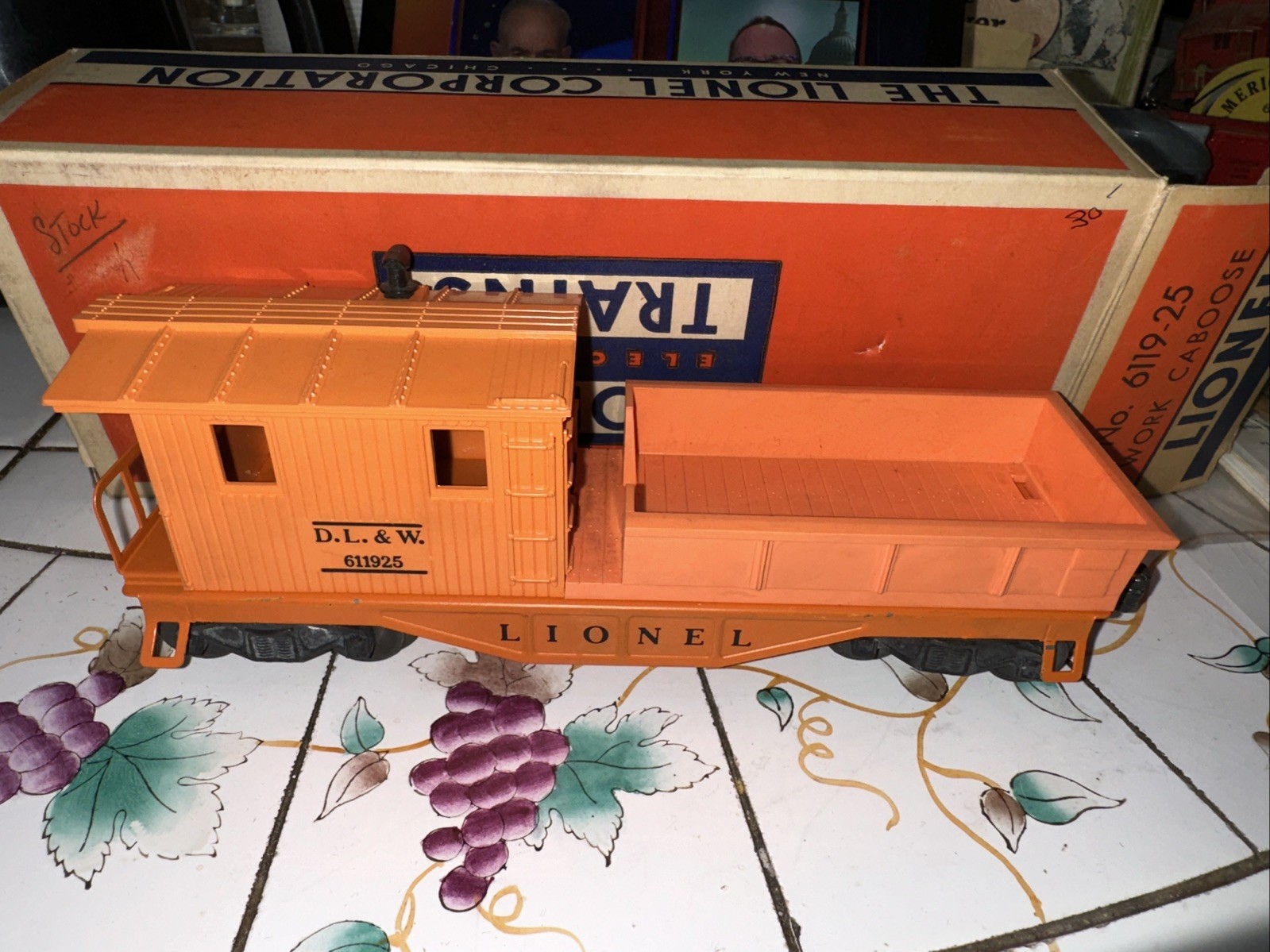Lionel Postwar Set 1549 Switcher Set With 6262 Red Wheel Car