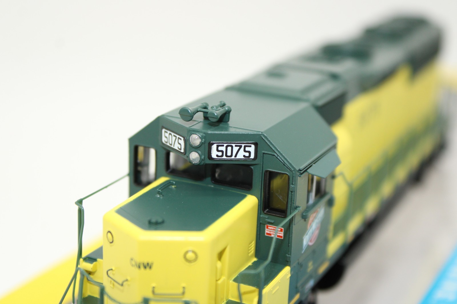 Athearn HO Scale C&NW Chicago North Western EMD GP50 Diesel Locomotive #5075