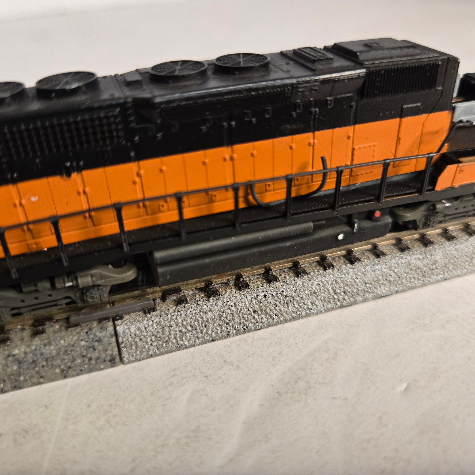 Kato N Scale Milwaukee Road EMD SD-40 ? Loco Parts Junker. Runs.
