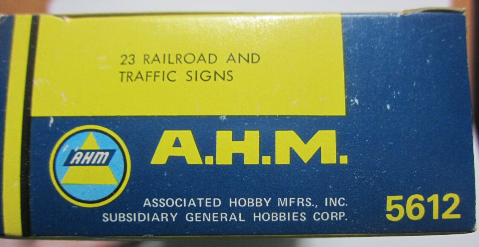 AHM Accessories HO Scale Model Trains 23 Assorted RR & Traffic Signs #5612 New