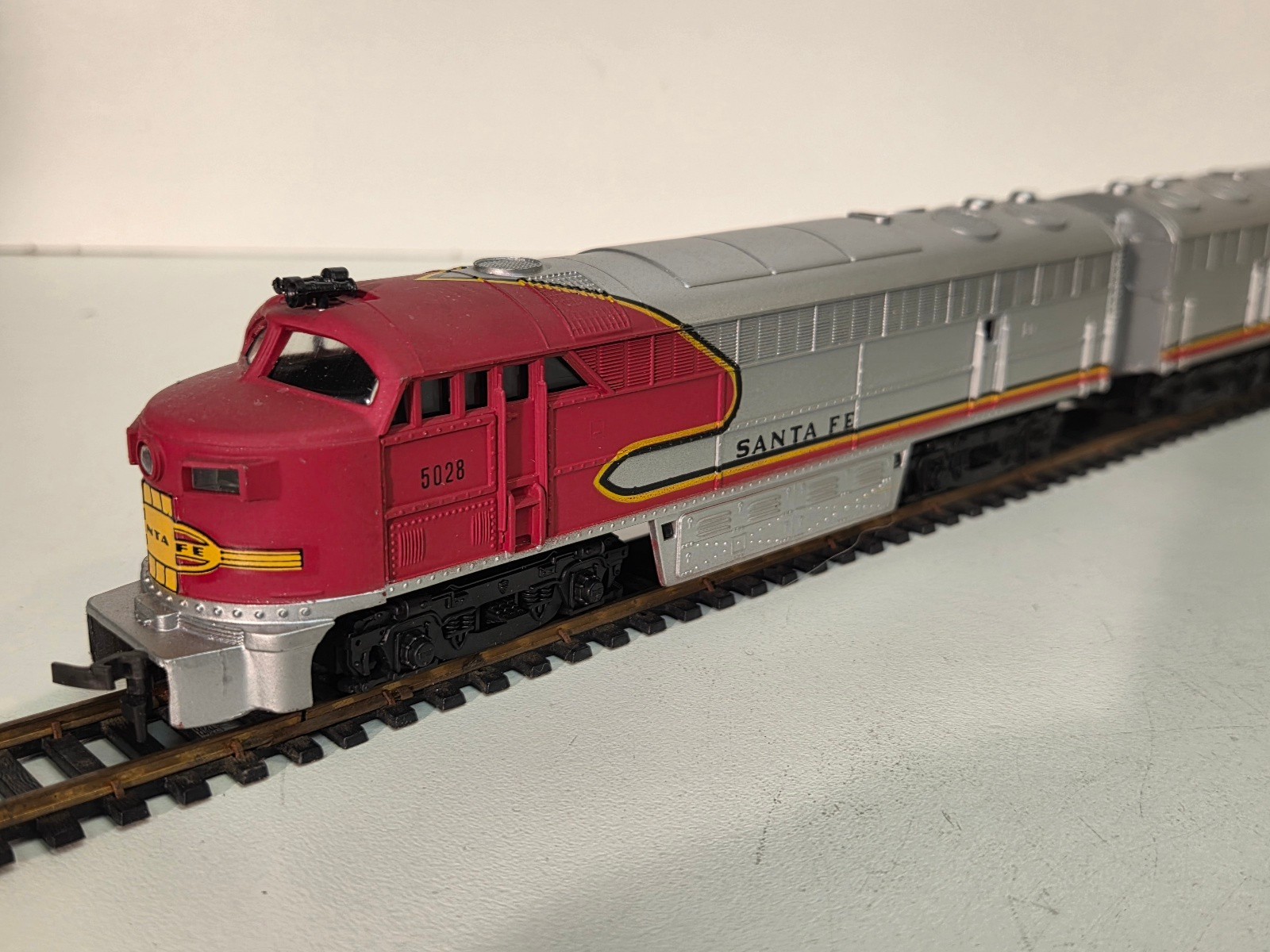 Vintage HO AHM Mehano Santa Fe FM C-Liner Diesel Power Locomotive + Dummy w/ OB