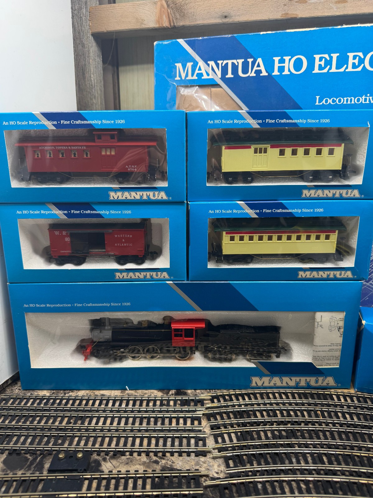 Mantua HO Electric Train Set Locomotive & Tender W/ 4 Cars & Power Pack & Track
