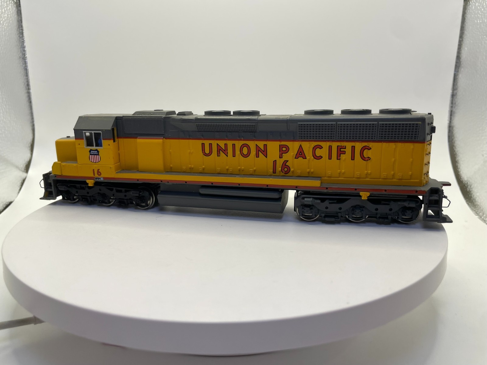 HO Scale Union Pacific SD45 Locomotive #16 – Light Function Details NOT Included