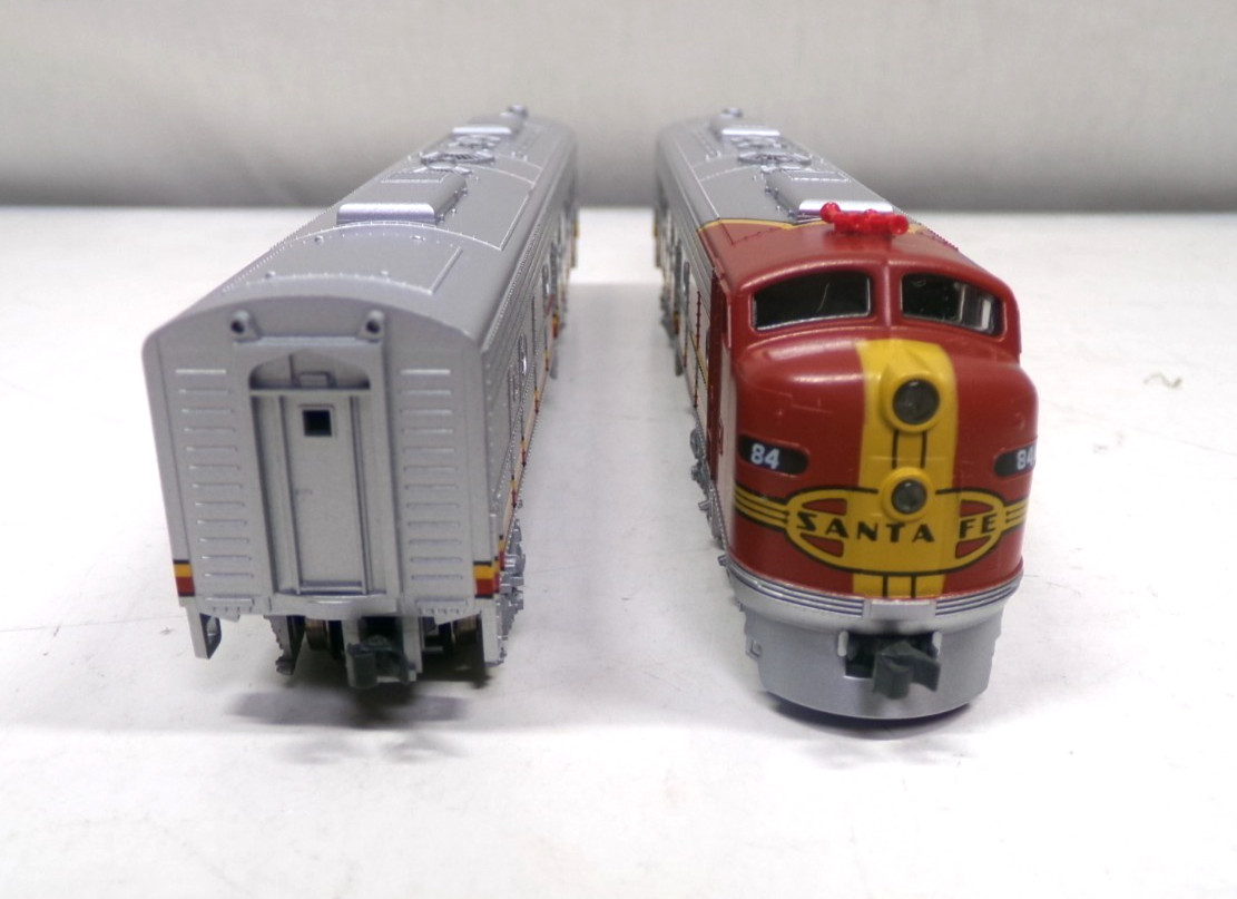 N scale Kato Santa Fe E8/9 diesel engine set in original box (lot N 86)