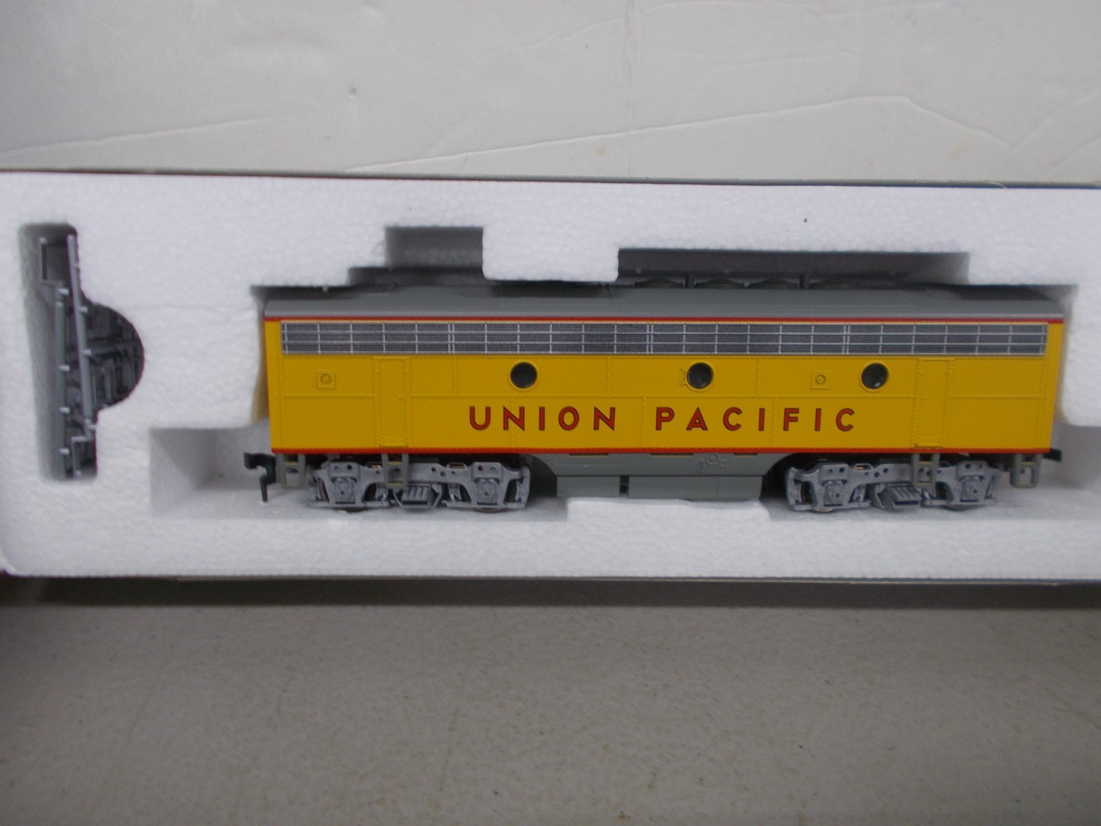 STEWART / KATO # 9181 ~ UNION PACIFIC F7B POWERED LOCOMOTIVE~NIB~HO SCALE~LOT C