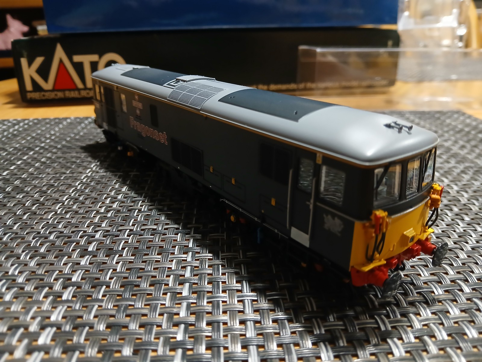 Modern OO/HO scale Dapol Class 73 73107 Spitfire Fragonset Diesel Locomotive