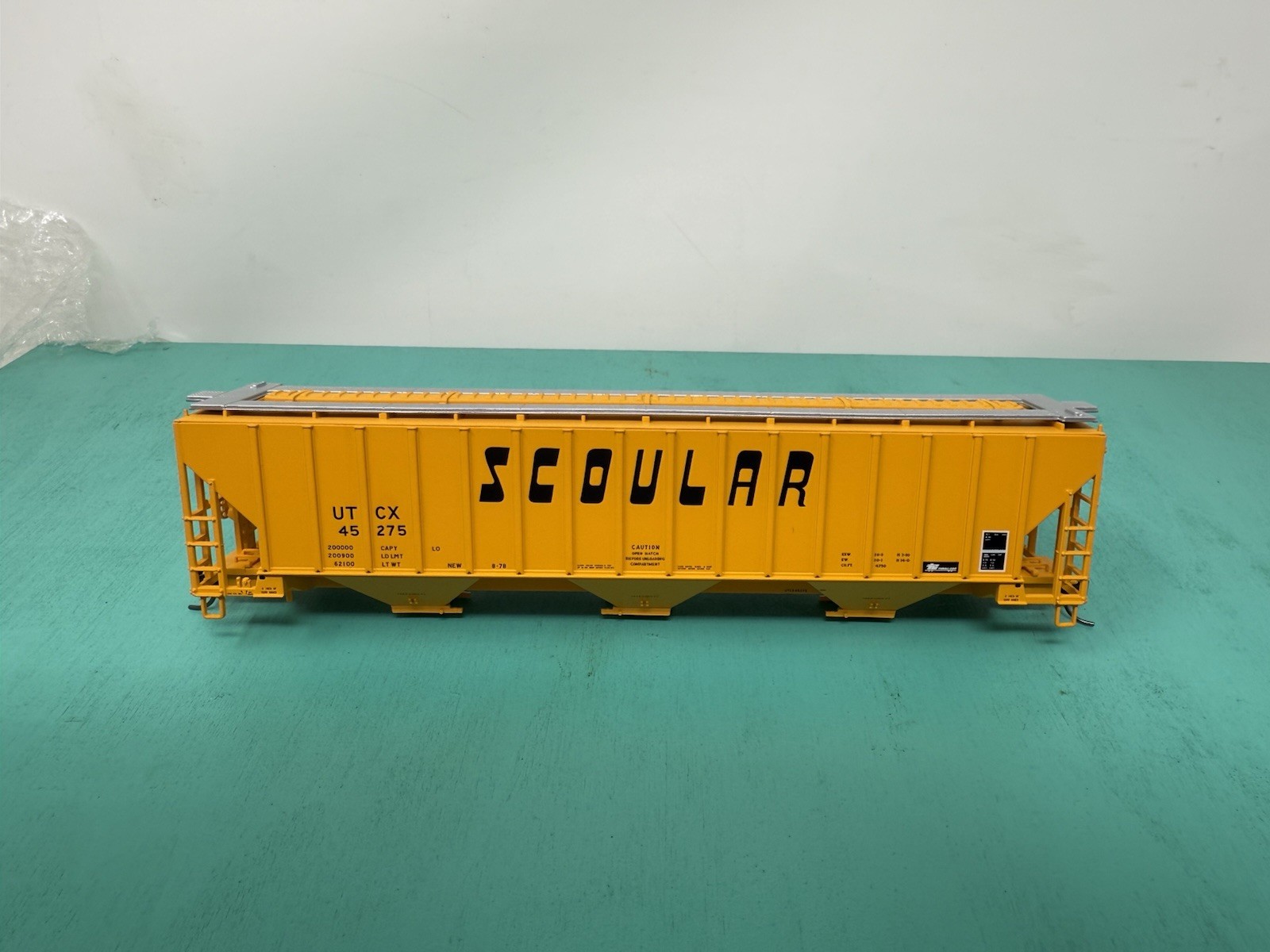 Atlas HO – 4750 Hopper – Missing Trucks No Package – Scoular UTCX