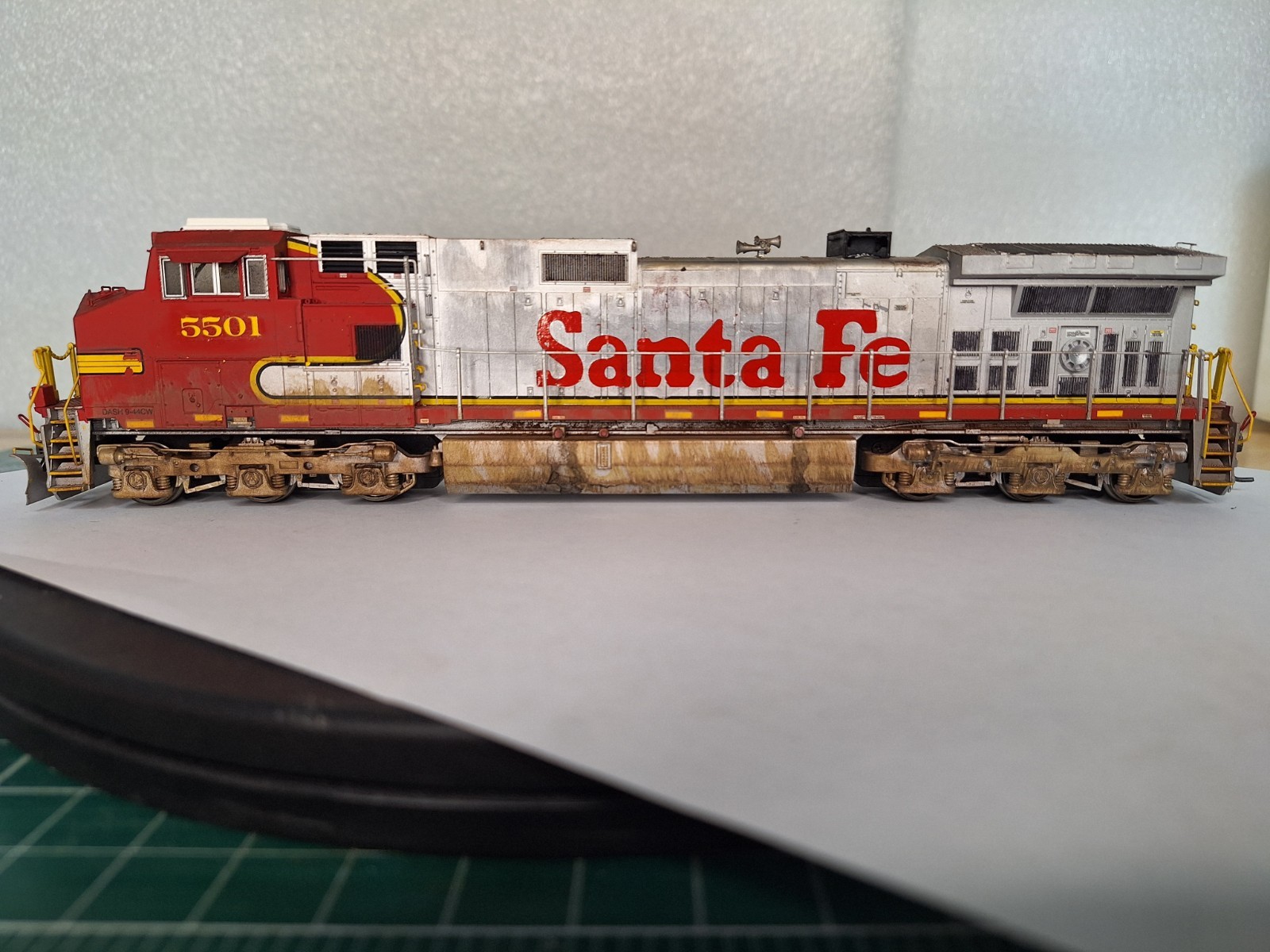 HO-Scale MTH GE C44-9W Santa Fe 5501