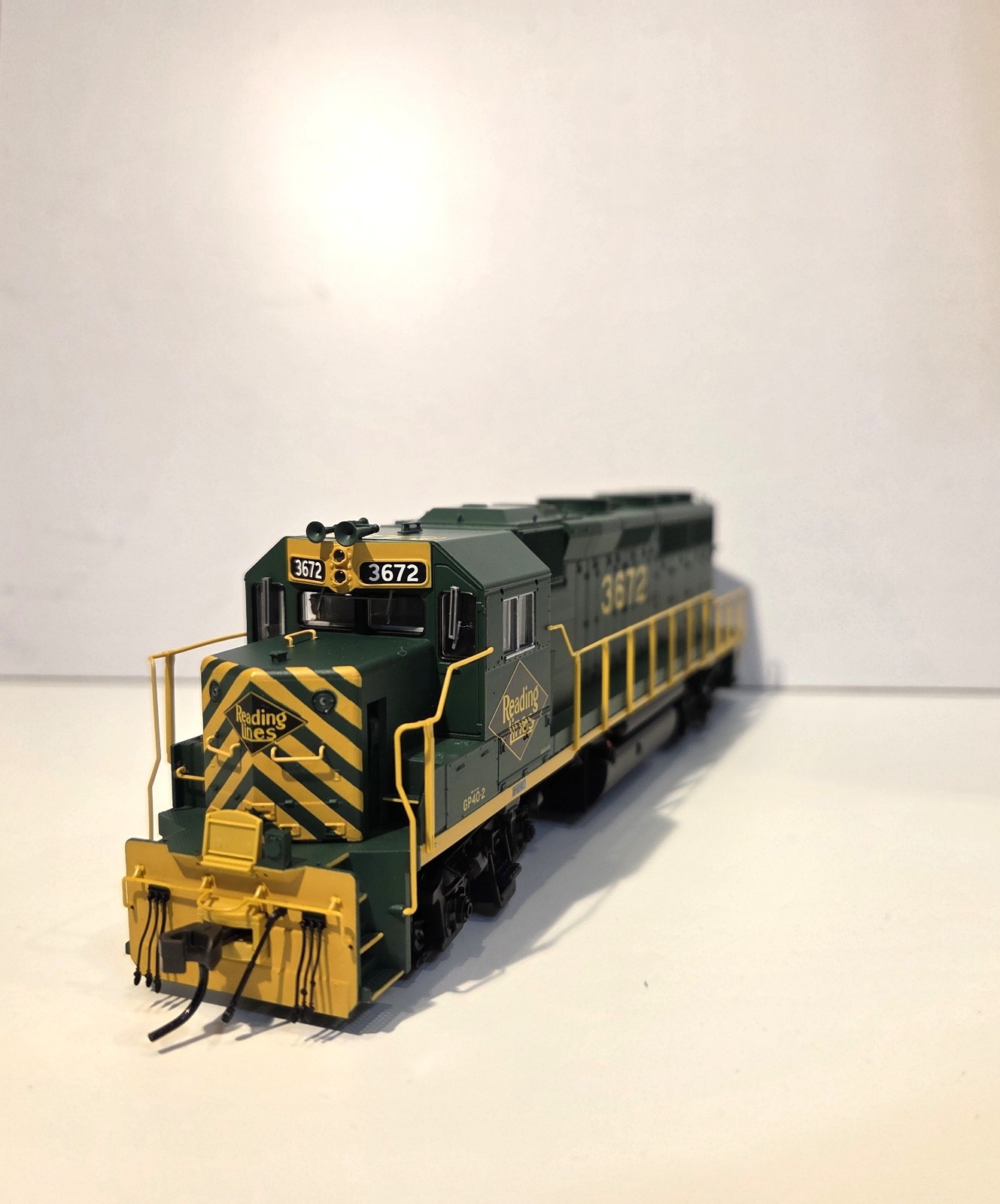 Atlas Silver HO Scale GP40-2 Reading #3672 Item 1000395