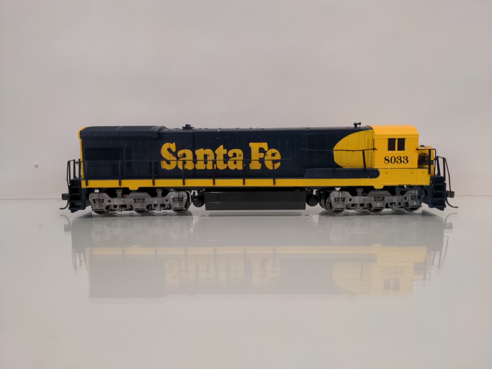 HO Atlas 8603 Santa Fe GE C30-7 ATSF 8033