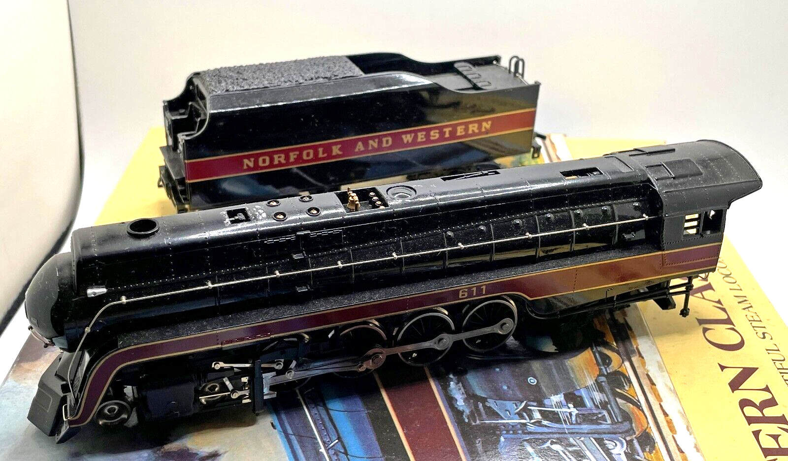 HO BACHMANN 41-0657-A4 4-8-4 NORFOLK & WESTERN CLASS J 611 STEAM LOCOMOTIVE
