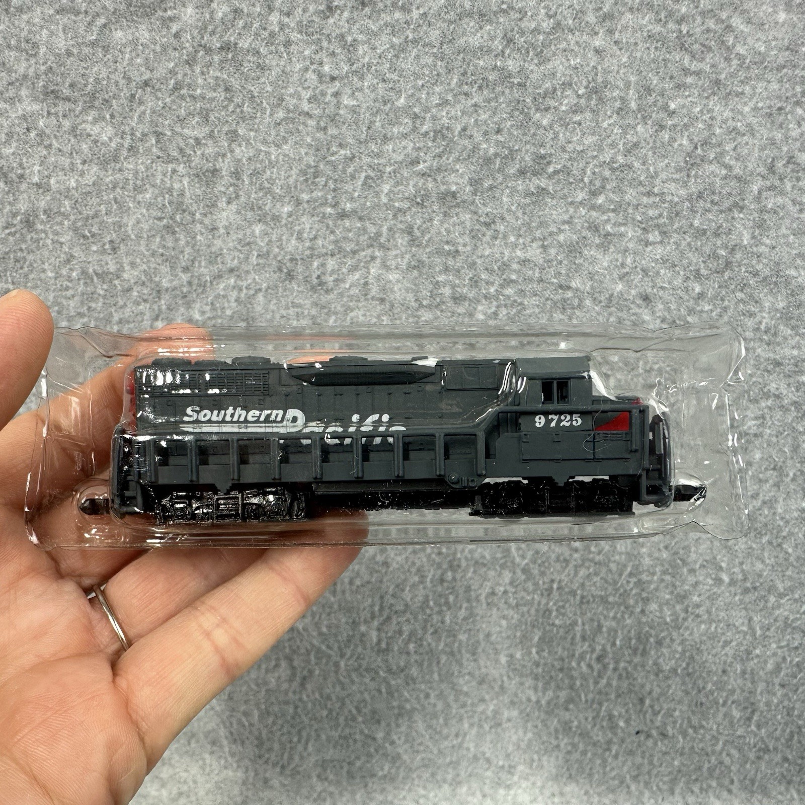 Southern Pacific SP 9725 N Scale Locomotive Train Engine 4.5” NOS w Box