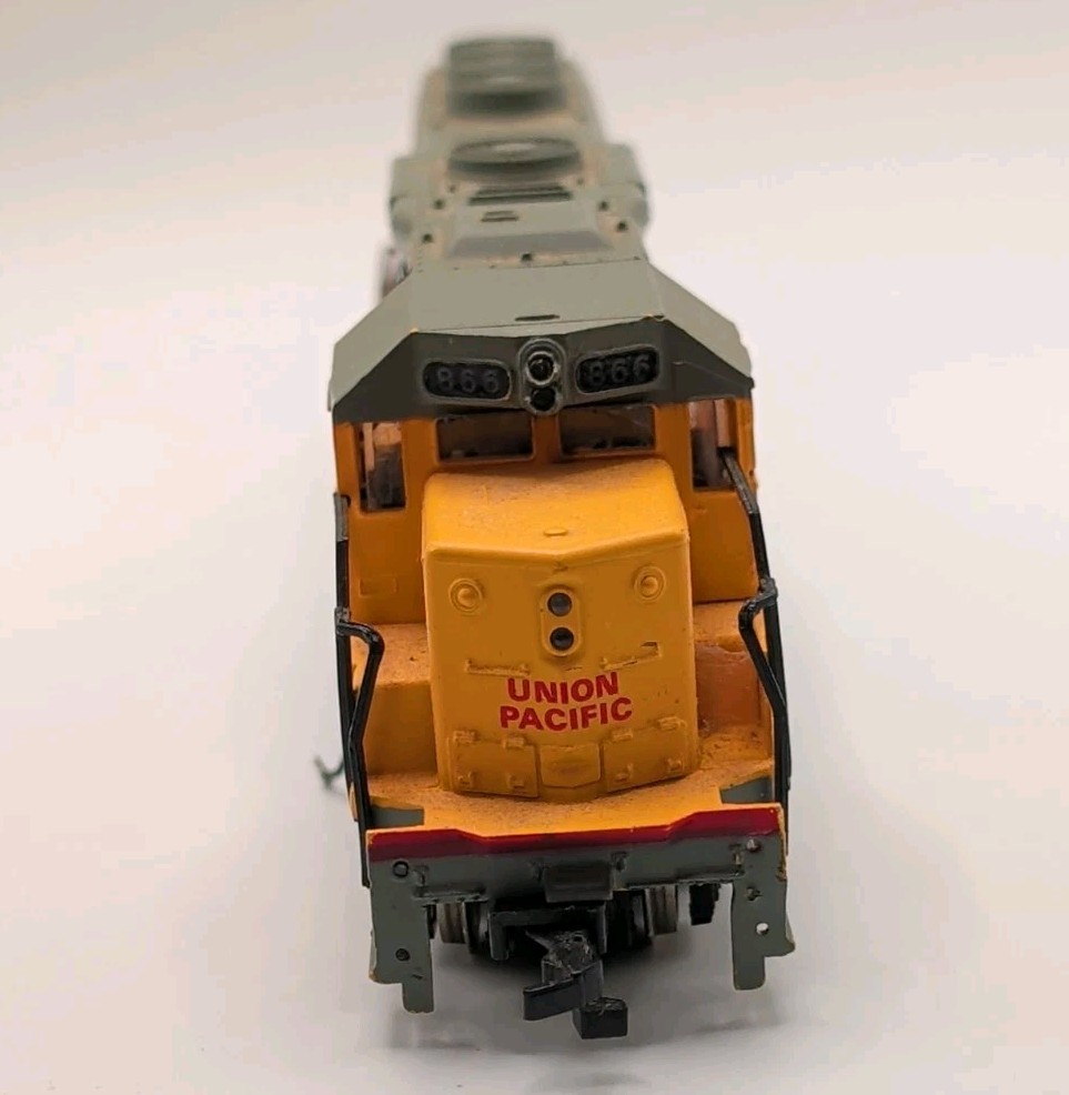 Bachmann Union Pacific Locomotive Train Engine 866 and Caboose HO Scale Model RR