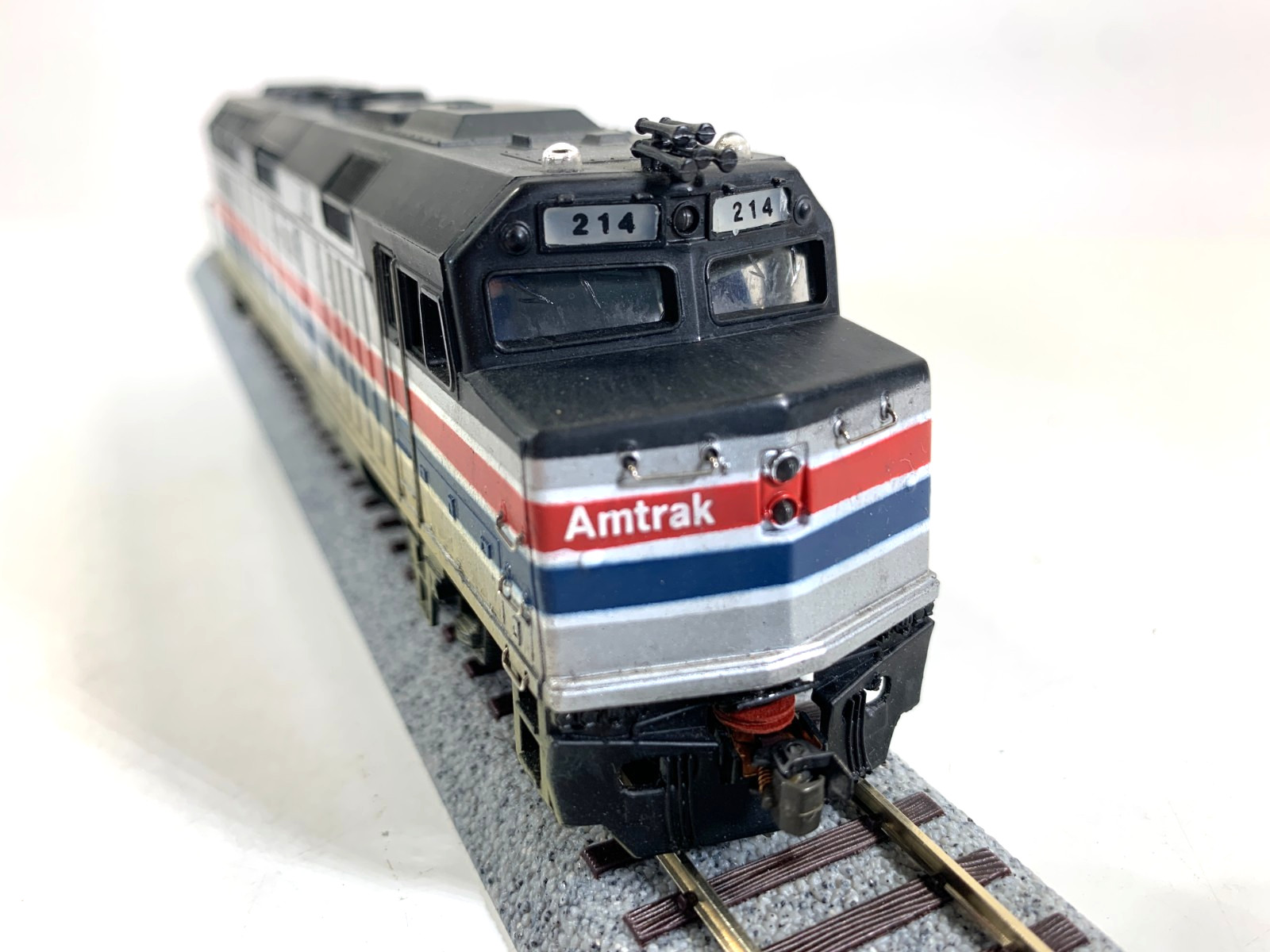 Bachmann Spectrum HO 87016 EMD F40 PH Amtrak Phase 3 Dummy #214 (Weathered)