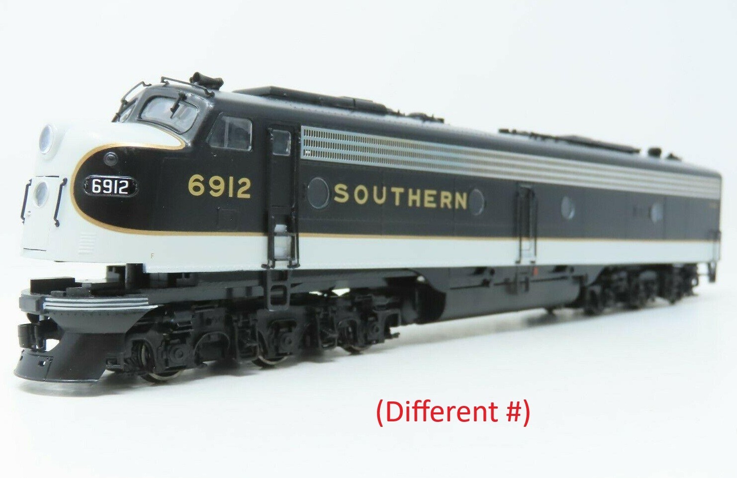 HO EMD E8/E9 SOU Southern #6910 DC NIB NOS # 21011