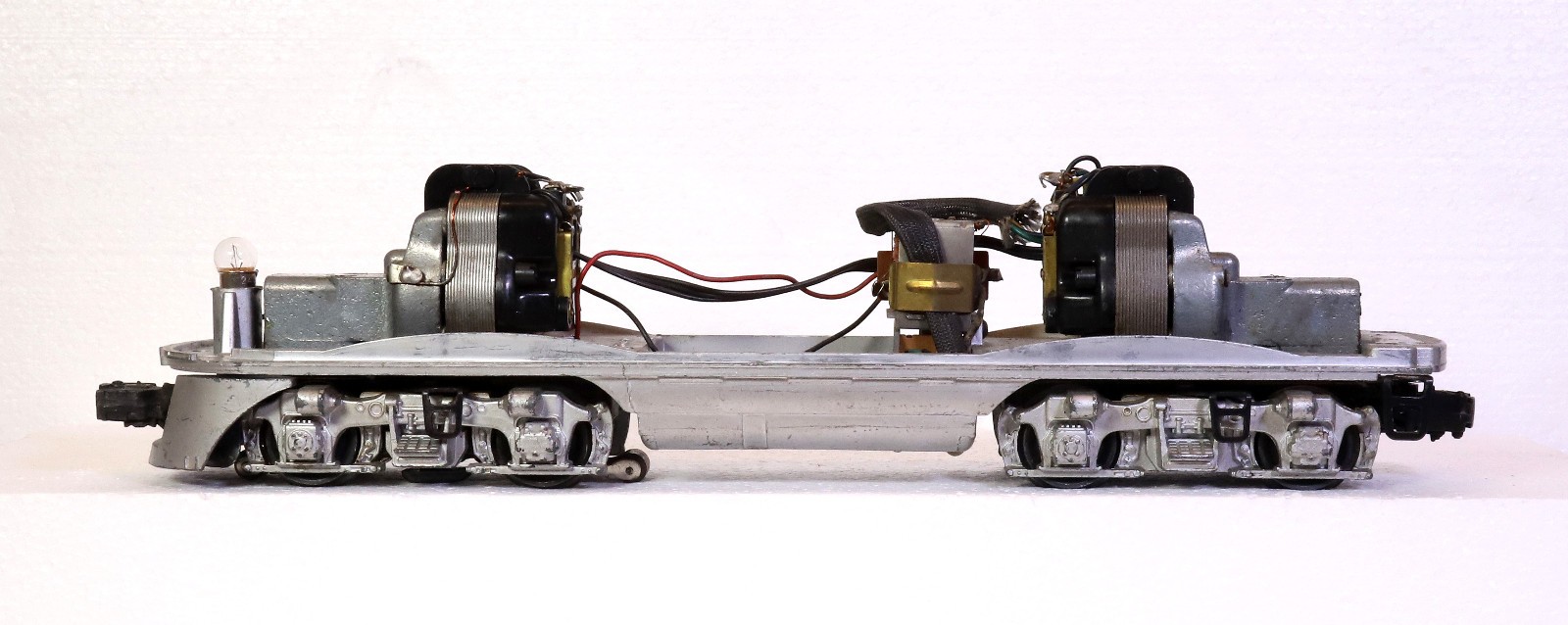 O GA LIONEL POSTWAR 2353P SANTA FE F-3 “A” DIESEL CHASSIS – POWERED – RUNS