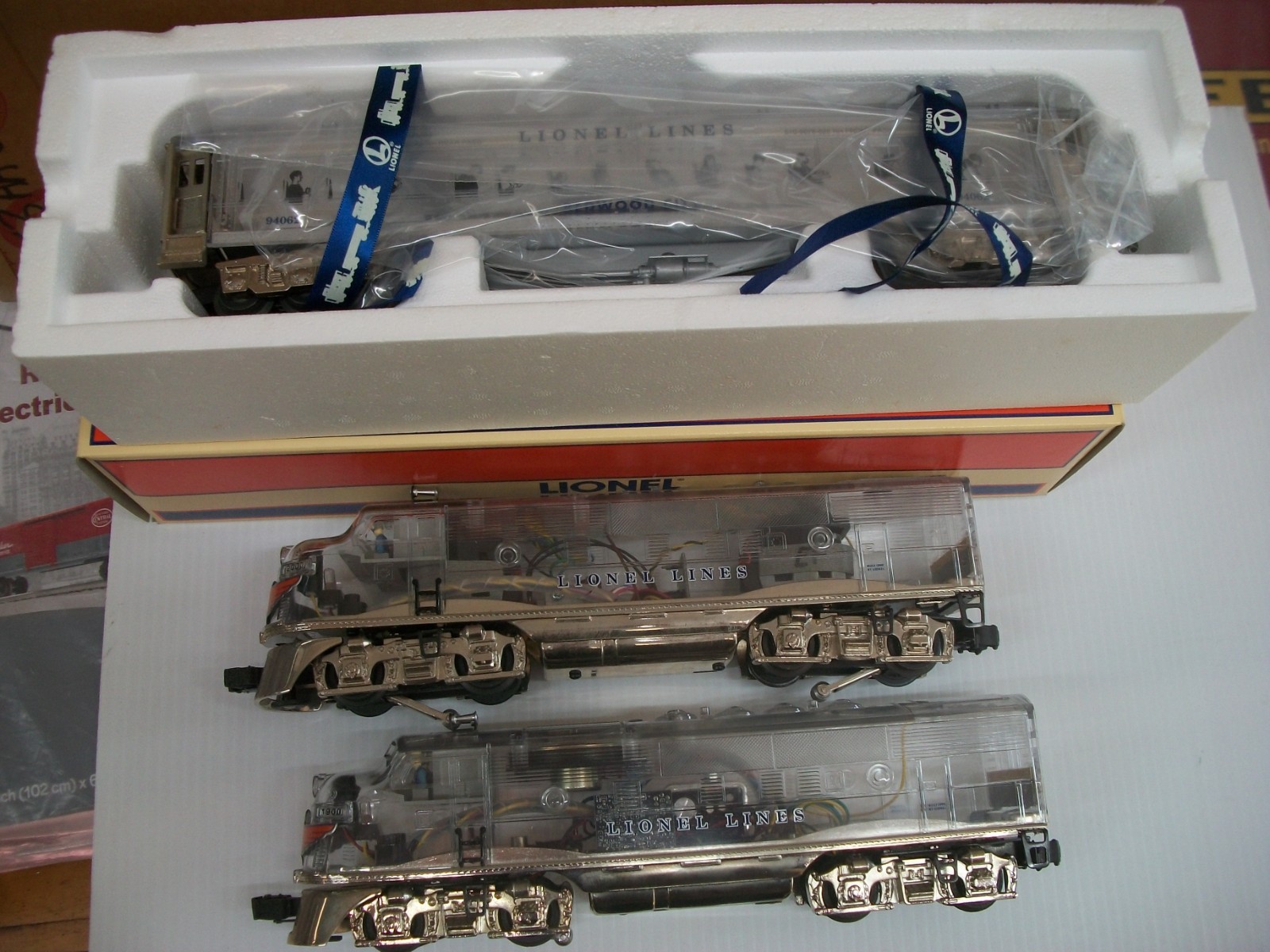 LIONEL 6-38150&29086 ” F3’S AA PWR/DUM & 3 PASS. CARS CLEAR SHELLS ” LOT #46444