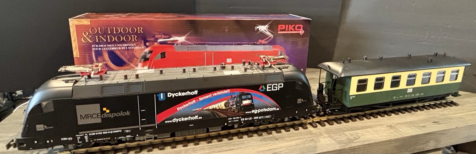 Piko E-Lok Taurus MRCE Dispolok with EGP 37422 & 2 No. 5803AW Passenger Cars