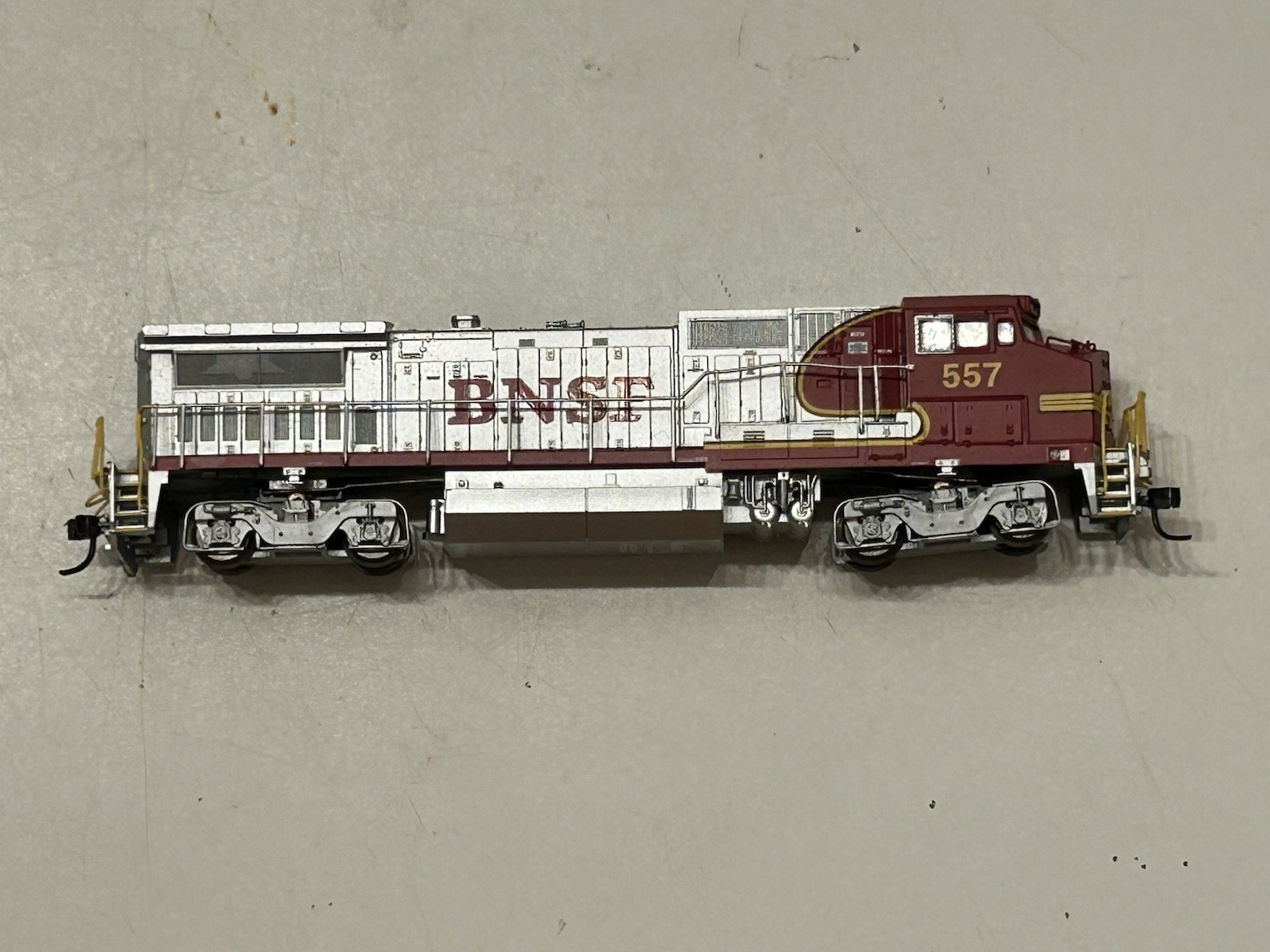 N Scale Atlas 48811 BNSF “Warbonnet” GE Dash 8-40BW Diesel #557 – DCC Ready