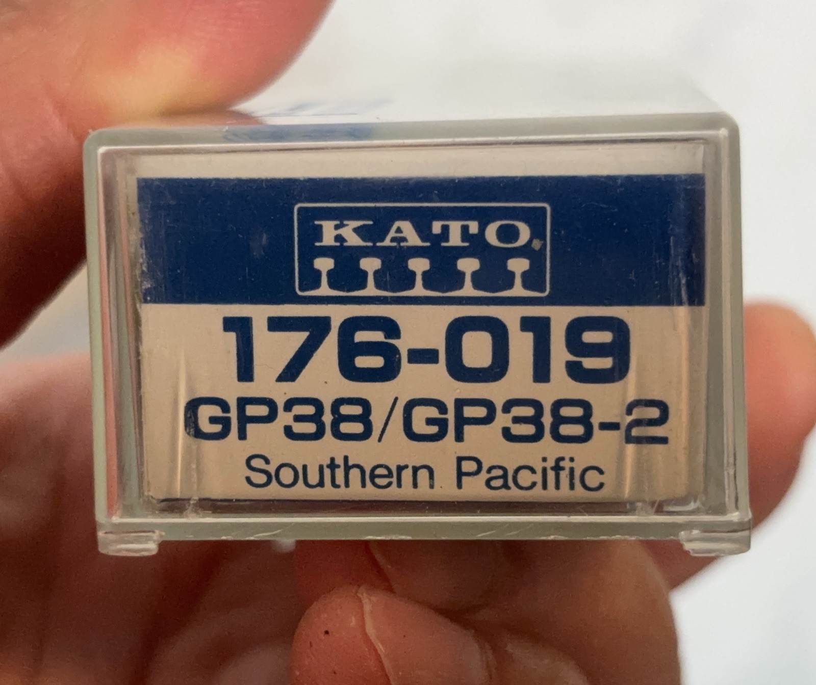 N Scale Kato 176-019 EMD GP38/GP38-2 Southern Pacific Locomotive 4832 Unused new
