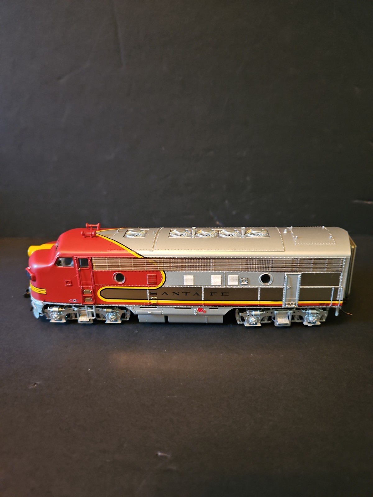 Broadway Limited AT&SF War Bonnet – EMD F7 A AT&SF #37L.
