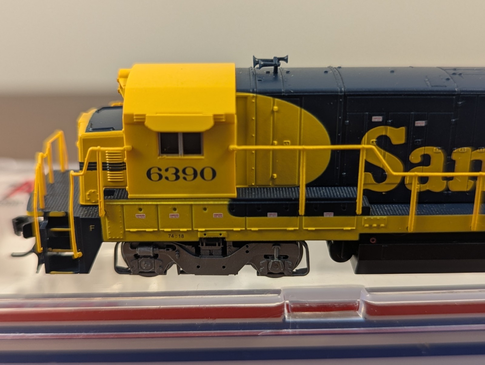 Atlas N Scale GE B23-7 Santa Fe #6390 DCC Ready