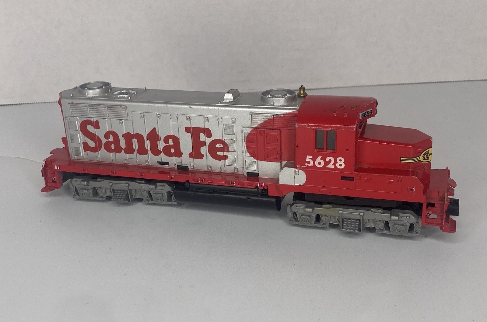 HO Scale Tyco, GP-20 Loco Santa Fe, Silver UNTESTED 5628