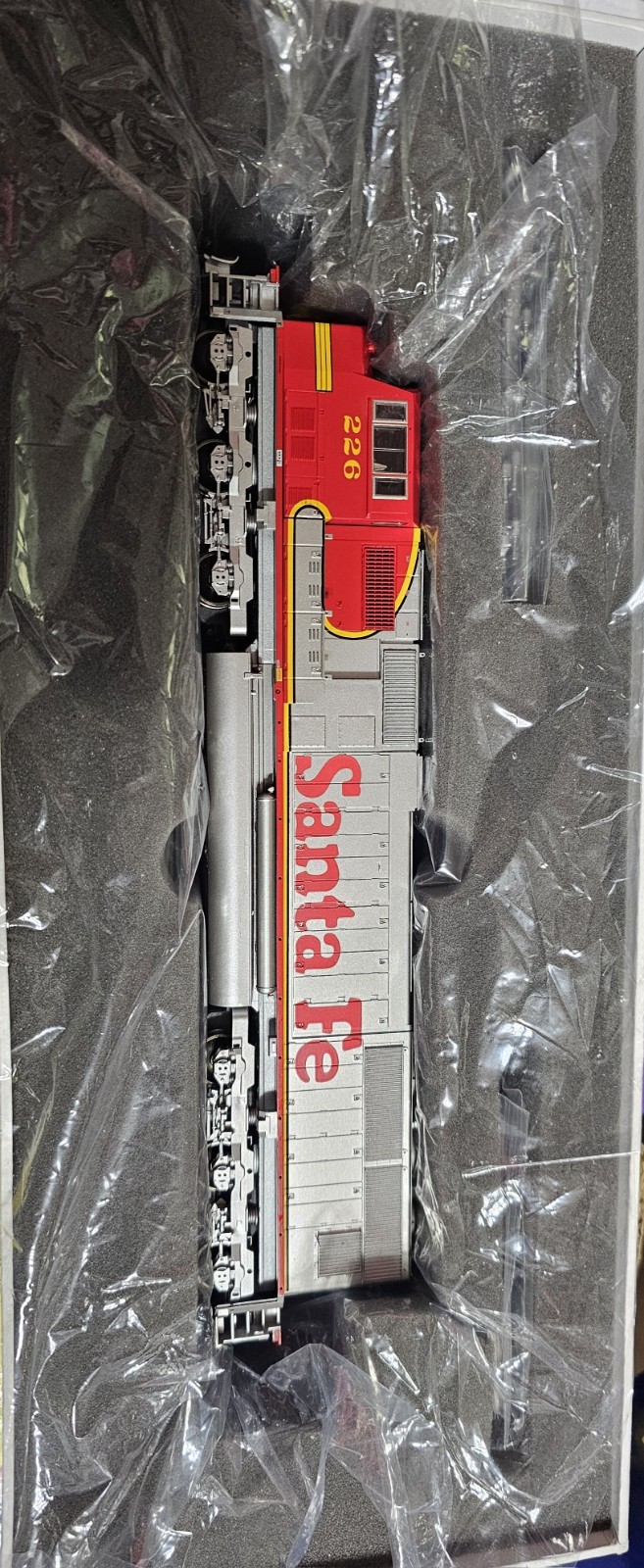 HO athearn genesis G6137 SANTA FE SD75M Rd# 226 DCC Ready