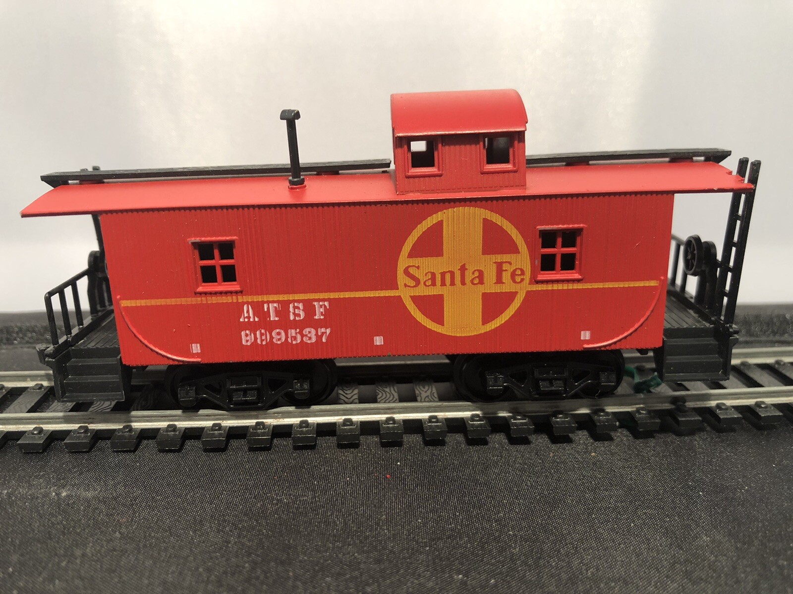 H O SANTA FE 5707 ENGINE TEXACO TANKER FLAT BED BOX CAR CABOOSE TRANSFORMER