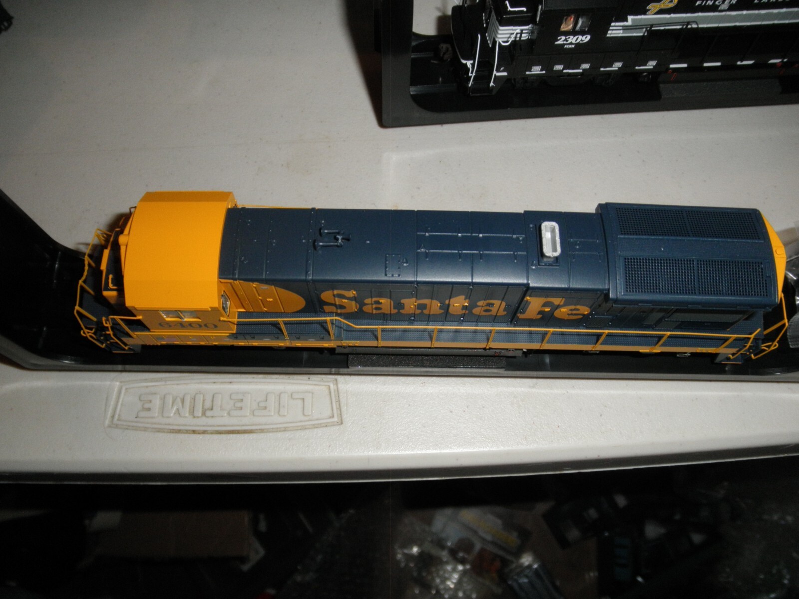 Sante Fe – yellow & Blue B23-7 W/ DCC & Sound