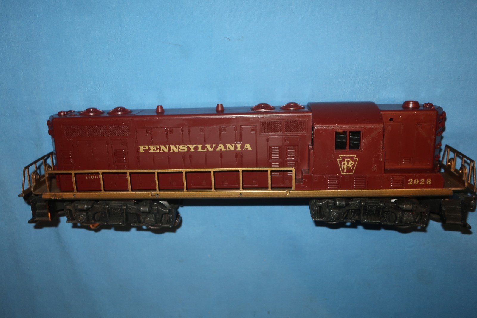 Lionel #2028 GP-7 Pennsylvania Diesel Locomotive. Runs Well