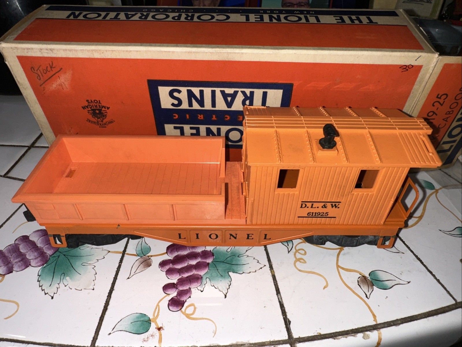 Lionel Postwar Set 1549 Switcher Set With 6262 Red Wheel Car