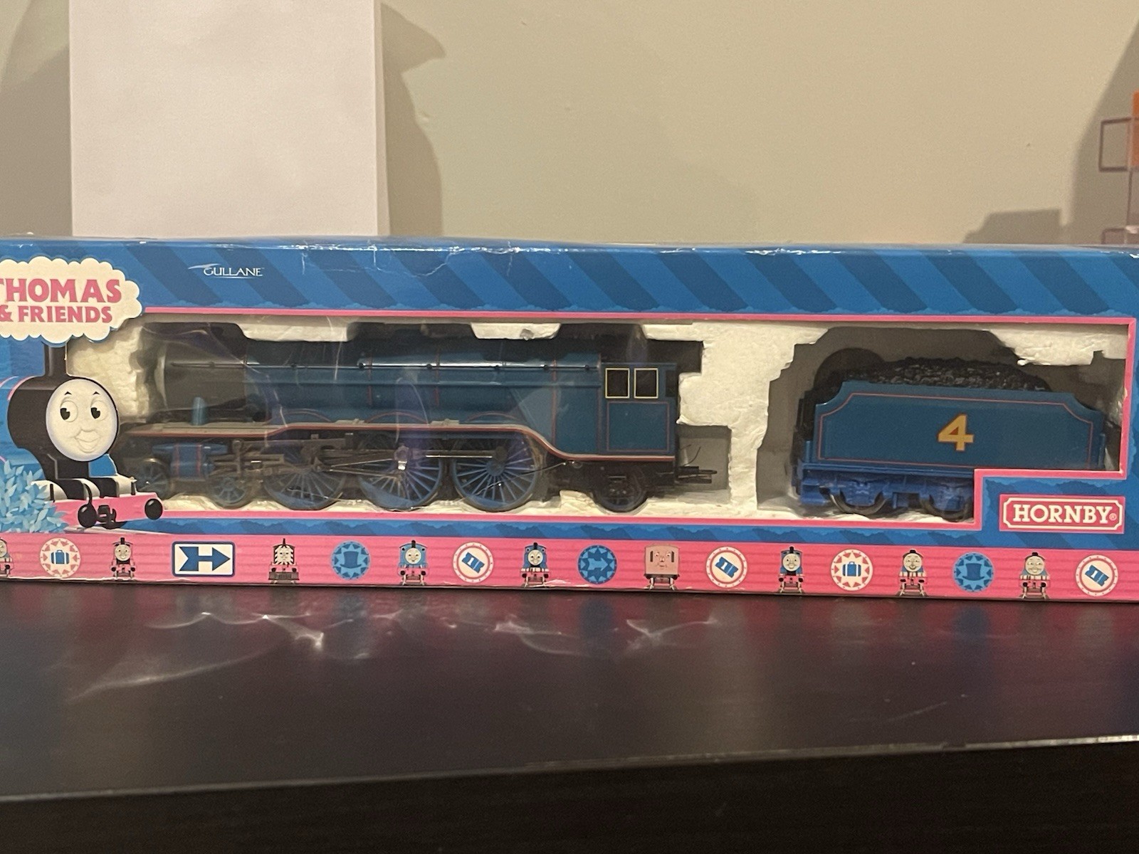 Hornby Thomas & Friends Gordon No. 4 OO Steam Locomotive w/ Tender R.3091