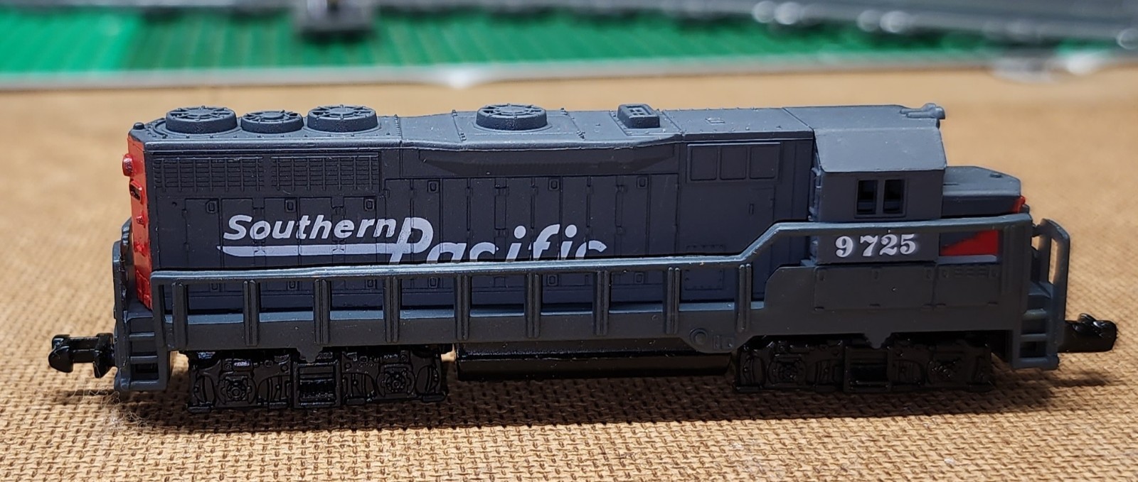 Readers Digest N Scale Southern Pacific Locomotive 9725