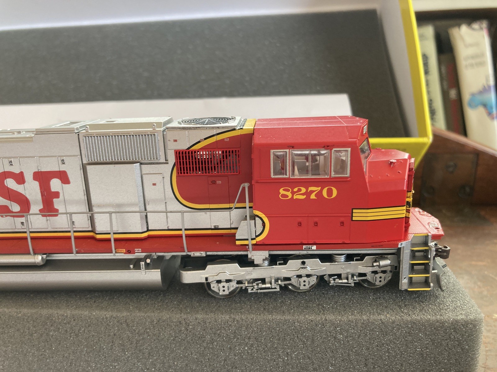 Athearn Genesis HO G6135 SD75M BNSF #2 8251 LOCOMOTIVE