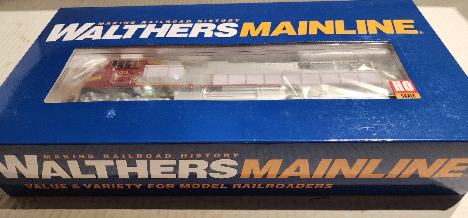Walthers Mainline HO Scale EMD SD75M Locomotive Santa Fe #203 DCC Ready