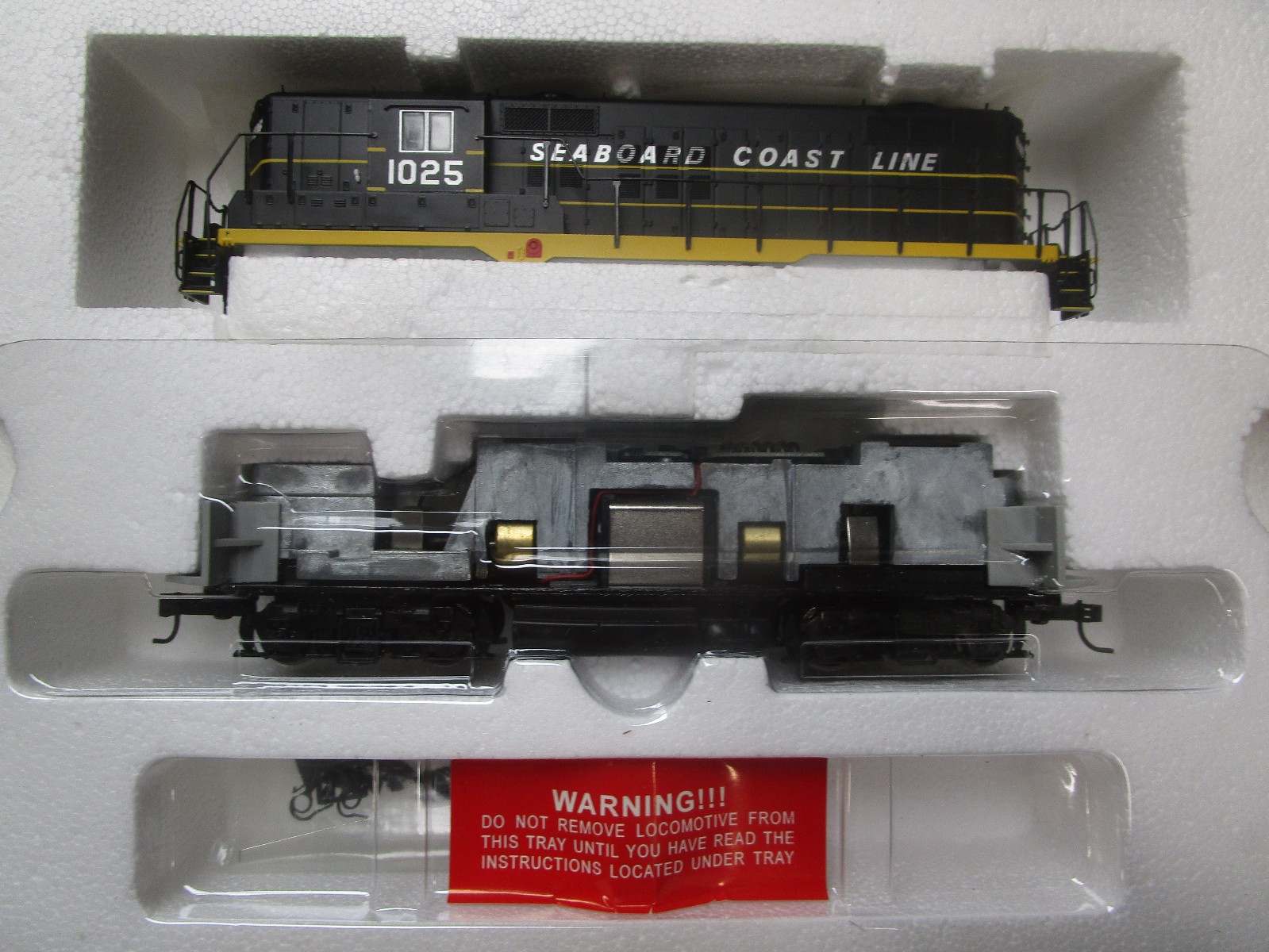 HO Scale Seaboard Coast Line GP9 Diesel Locomotive #1025 by Proto 2000
