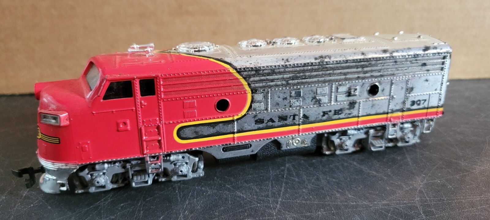 ENG 2F HO Locomotive ENGINE Santa Fe 307 Silver Red swes3