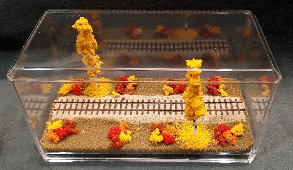 HOn3 SCALE 9″ SINGLE TRACK DISPLAY CASE – FALL FOILAGE SCENE- FOR ANY HOn3