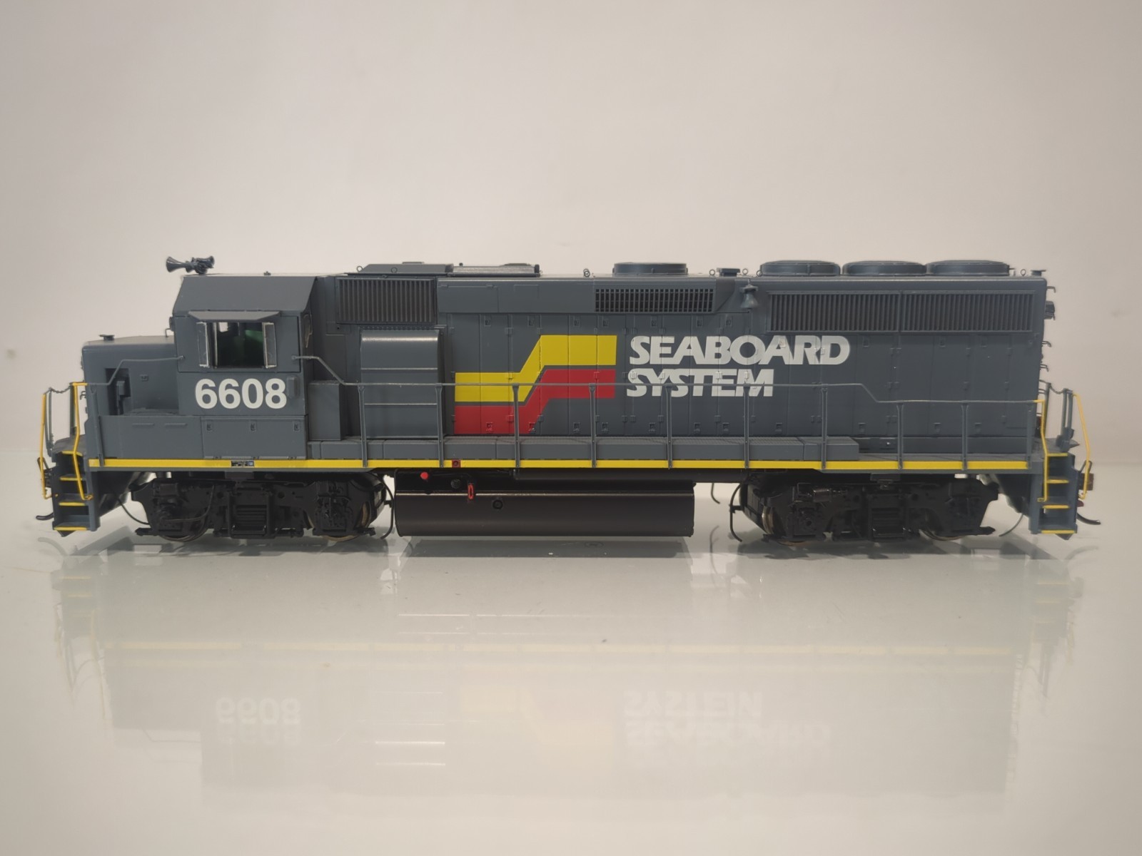Athearn Genesis HO ATHG65070 Seaboard System GP40-2 #6608 DC/DCC Ready!