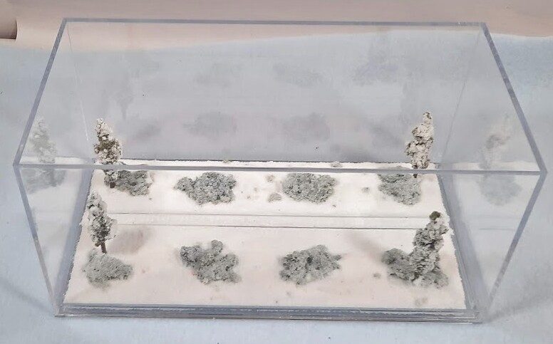 Z SCALE -SINGLE TRACK 8″ -DISPLAY CASE -“WINTER SCENE” FOR ANY Z TRAINS