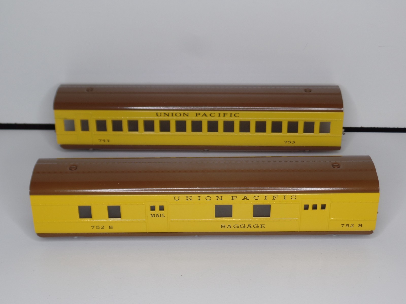 Pride Lines O Gauge Lionel Union Pacific M-1000 Streamliner Passenger Set of 14